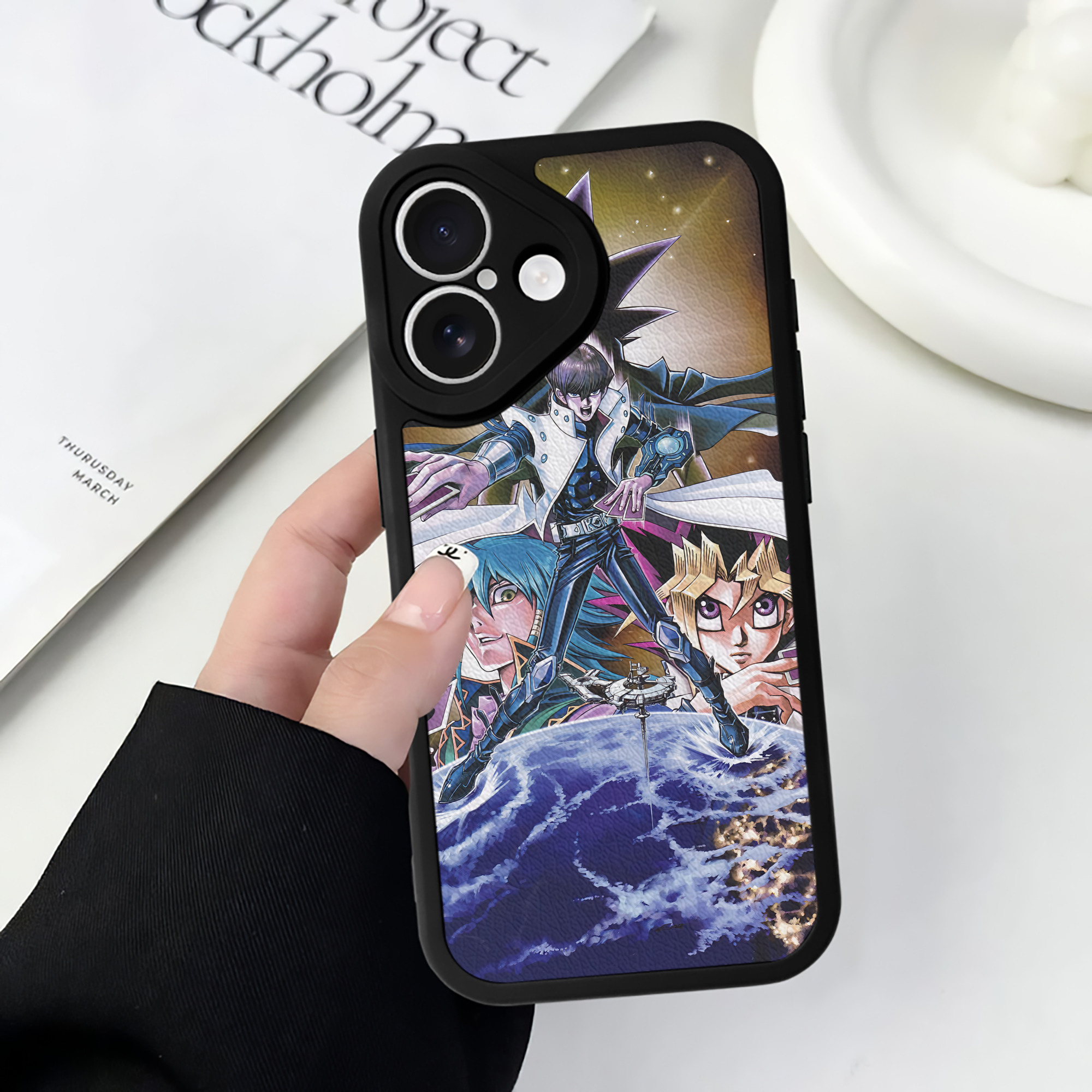 （画像用） 遊☆戯☆王 Yu-Gi-Oh! 【iPhone 16シリーズ対応】シリコンスマホケース（レザー調） 材質：シリコン